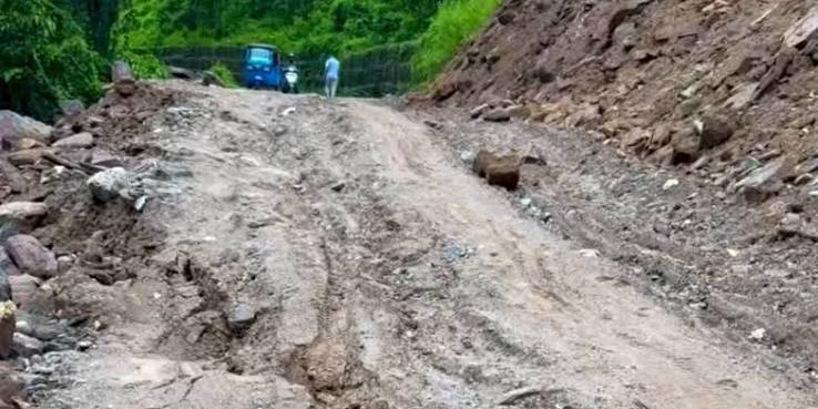कोशीका दुई मुख्य राजमार्गसहित देशका विभिन्न सडक अवरुद्ध