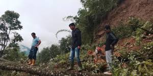 पहिरो पन्छाएपछि फिदिम–फालौट सडक सञ्चालनमा, इलामको माबुमा फेरि पहिरोको जोखिम