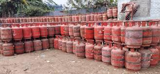 ग्यास लिन उपभोक्ताको भीड, मोरङमा अभाव नभएको उद्योगीको दाबी