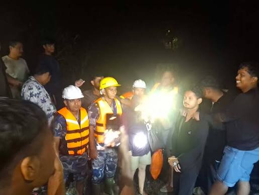 झापामा टिमाई खोलाको बाढीमा फसेका सात जनाको सकुशल उद्धार